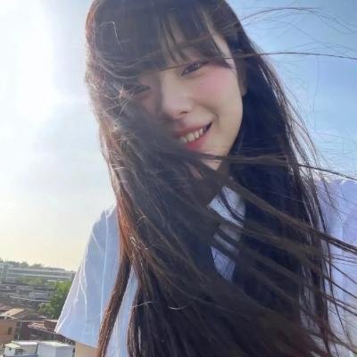 大叔在左,奶狗在右